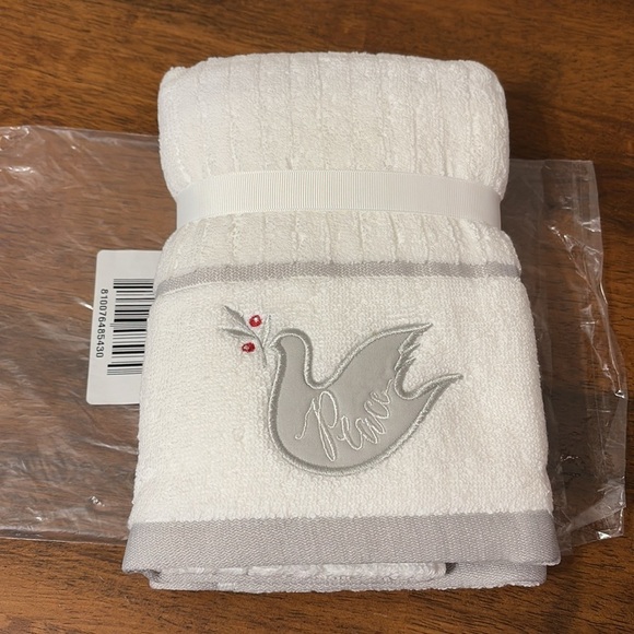 NWT Caro Home Chateau Royal NOEL & PEACE DOVE Hand Towel Set White/Silver - Picture 2 of 9